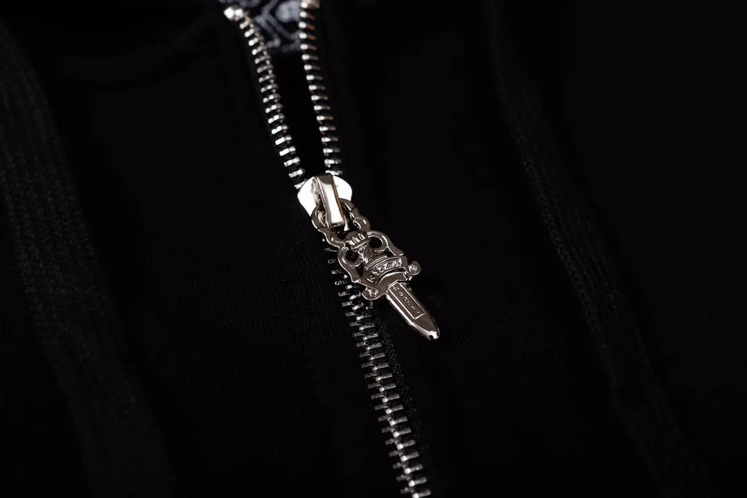 Q25—P230 -Chrome Hearts/Chrome Hearts printed zipper sweatshirt cardigan jacket -420 grams of high-density, high-quality wool, soft, delicate and skin-friendly, soft and silky to the touch, warm and skin-friendly -The hardware zipper accessories are all customized and full of details -Colour: black -Size: S M L XL